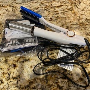 In Styler Never Used includes all accessories in original bag